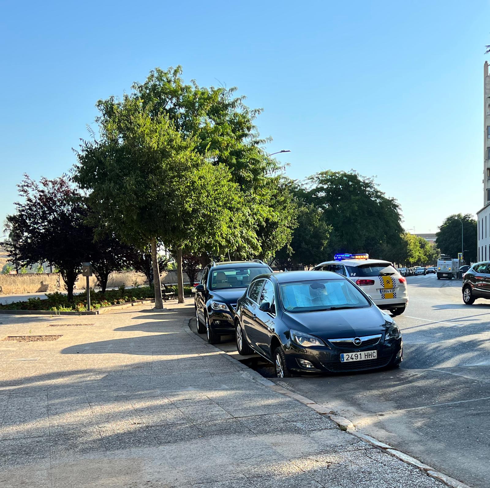 Vehículo atrapado en el socavón