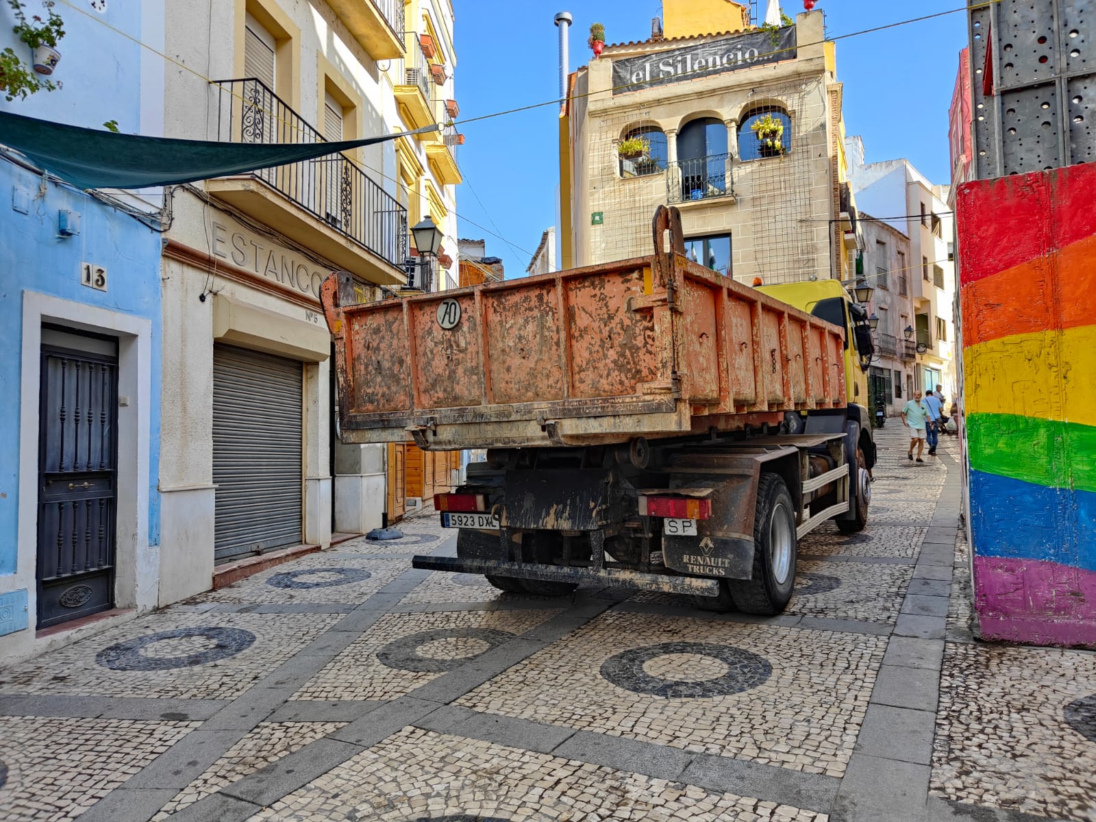 Imagen del camión que quedó atrapado en el agujero