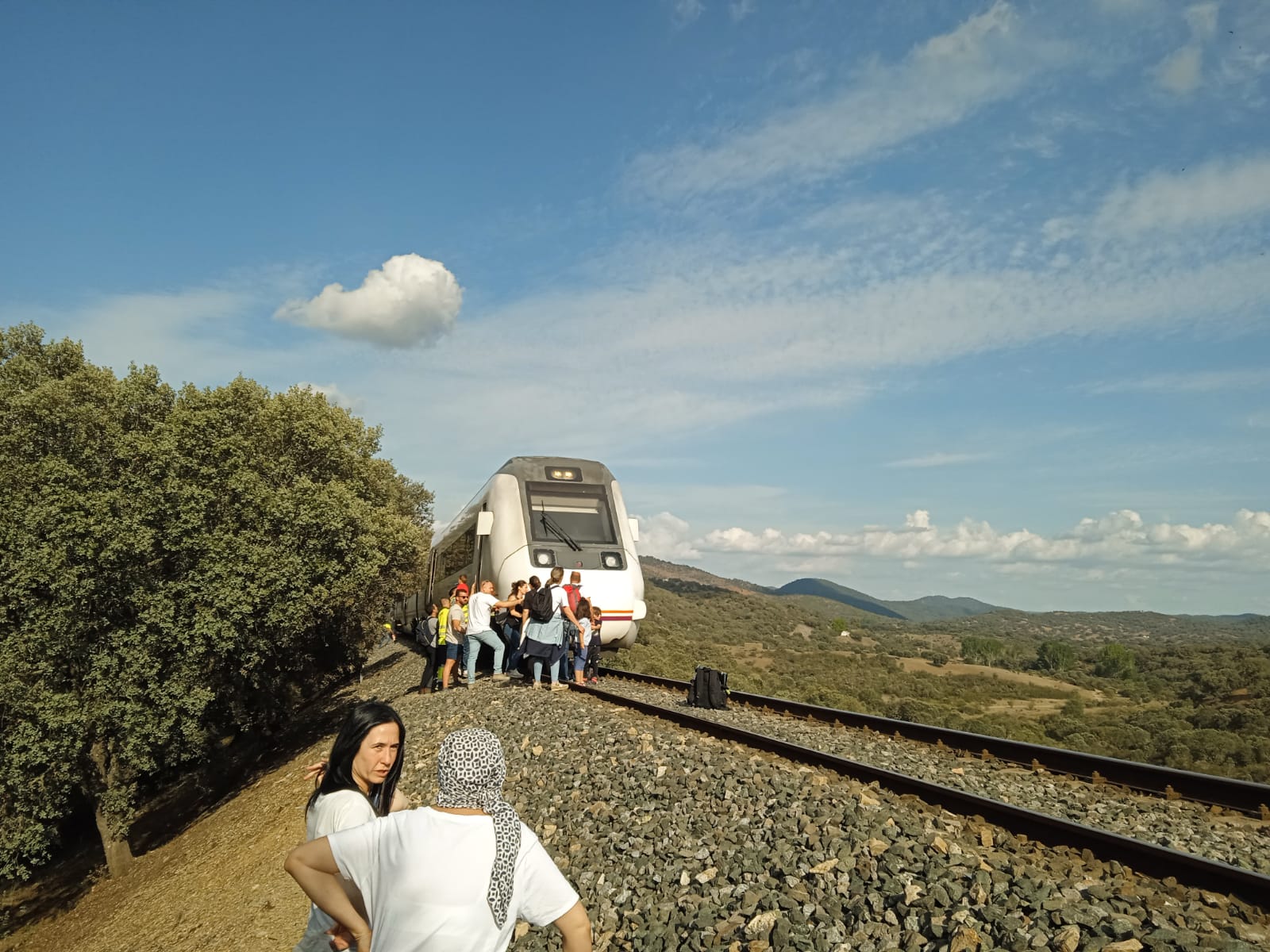 Pasajeros evacuados del tren Sevilla-Cáceres