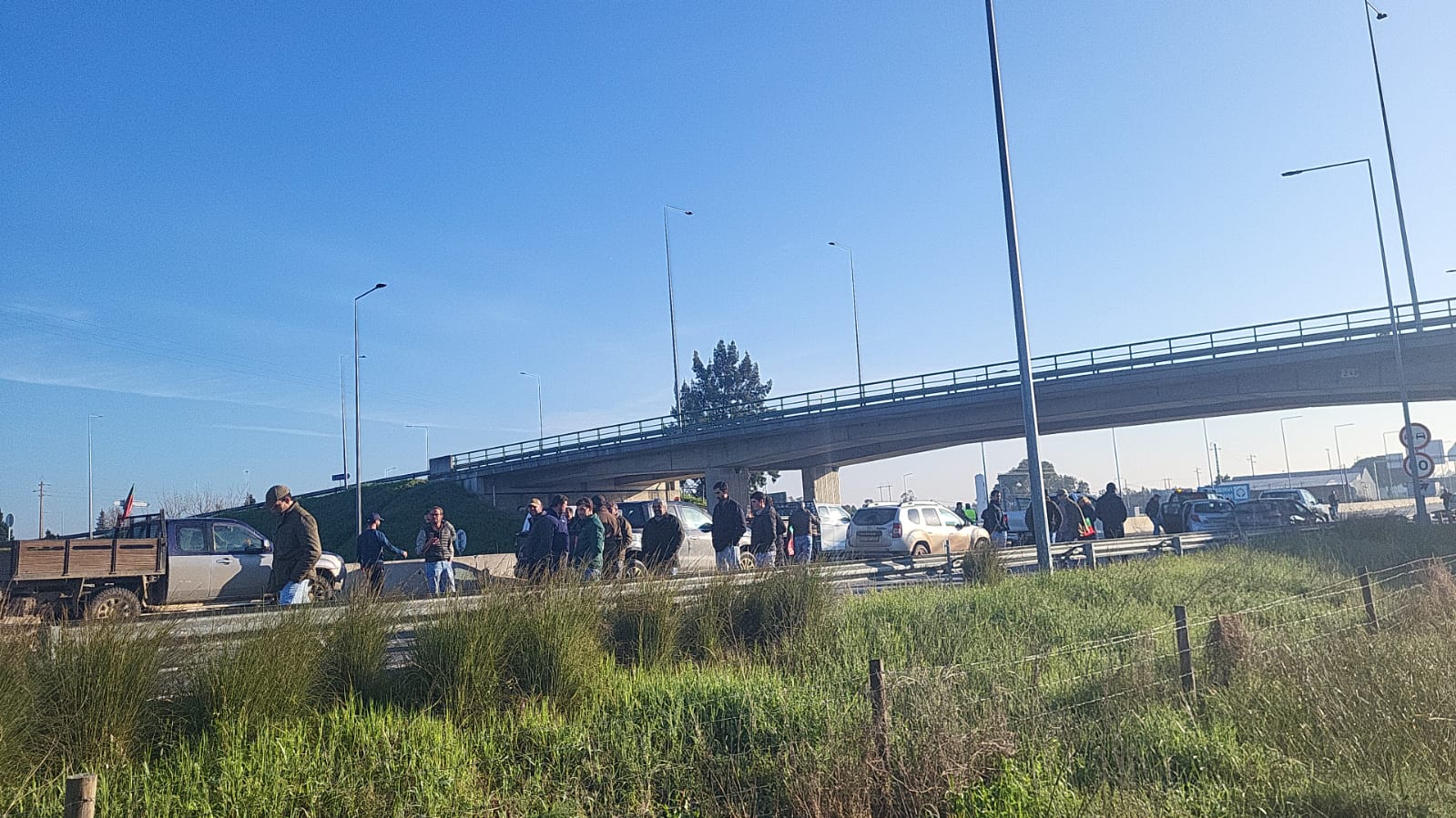 Agricultores portugueses cortan la A-5 en la frontera con Badajoz