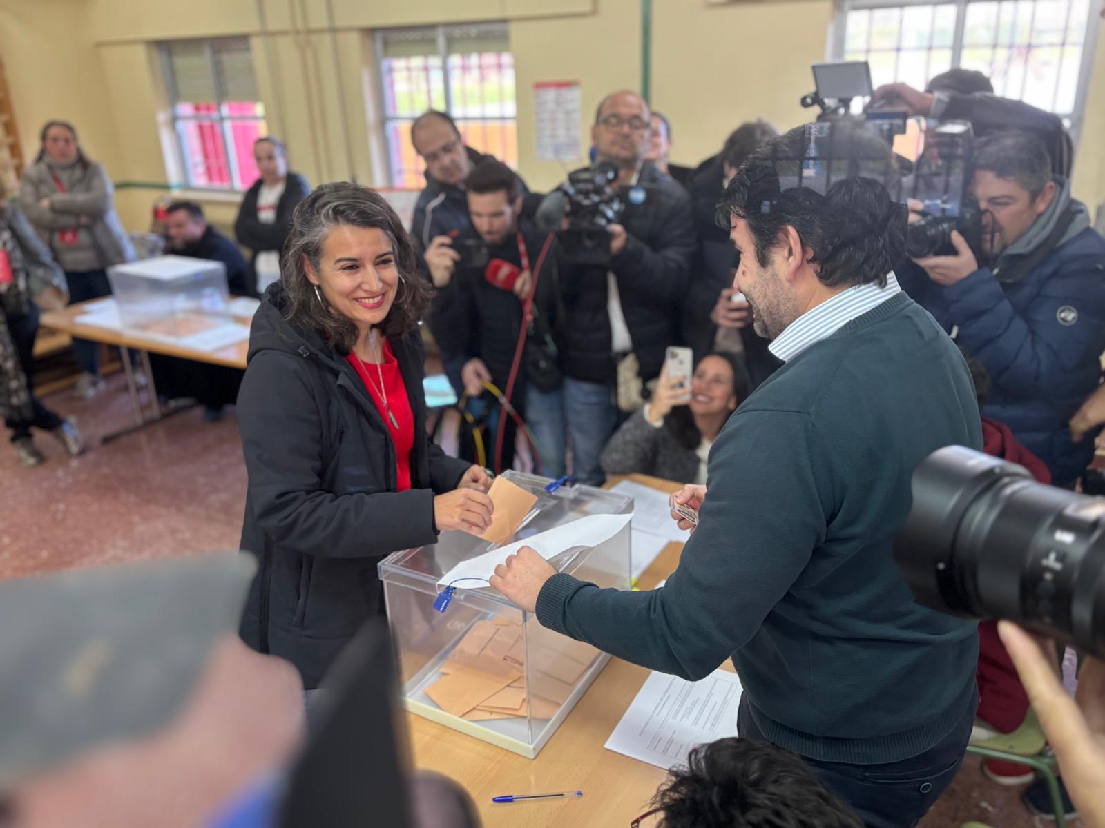 Irene de Miguel votando