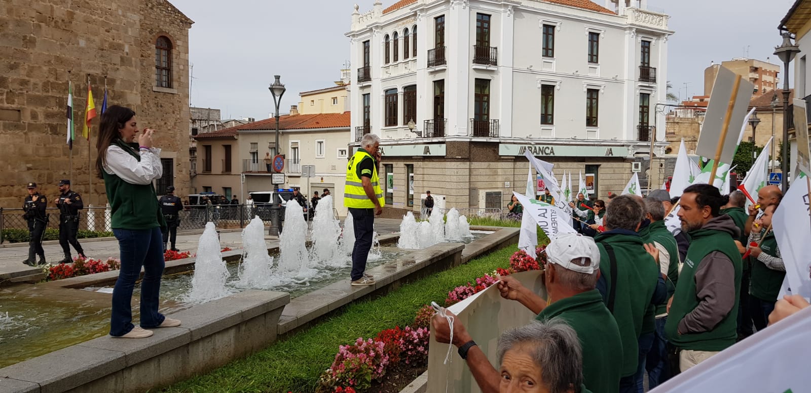 Olivareros protestando ante la sede de Presidencia de la Junta de Extremadura