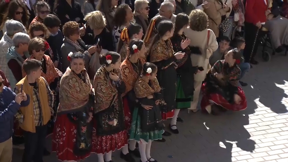 en Zarza la Mayor, la resurrección se celebra con pólvora y tradición fronteriza. Una costumbre que cruza generaciones y territorios, donde los protagonistas de la mañana son los tiros