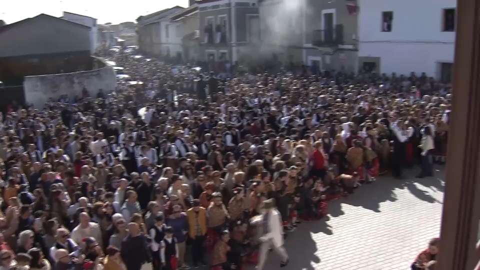 en Zarza la Mayor, la resurrección se celebra con pólvora y tradición fronteriza. Una costumbre que cruza generaciones y territorios, donde los protagonistas de la mañana son los tiros