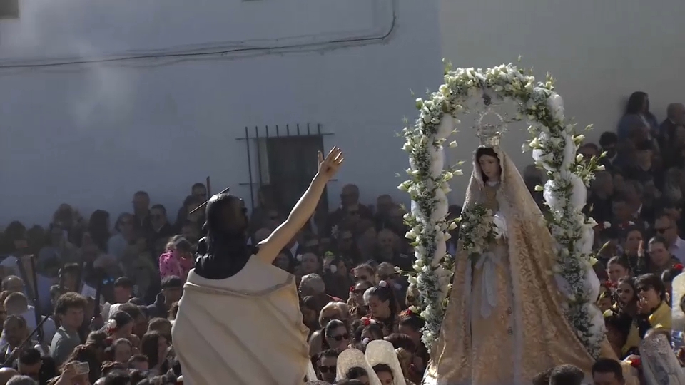 en Zarza la Mayor, la resurrección se celebra con pólvora y tradición fronteriza. Una costumbre que cruza generaciones y territorios, donde los protagonistas de la mañana son los tiros