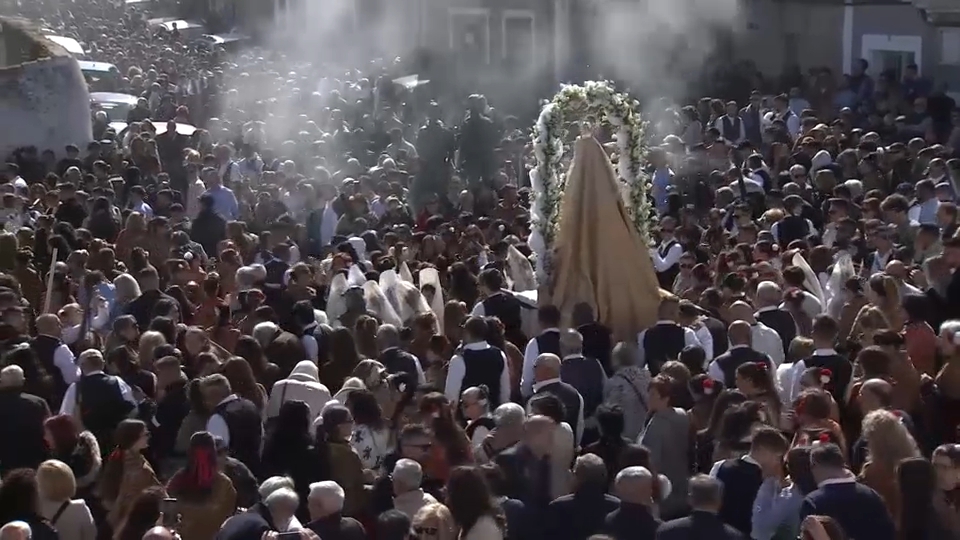en Zarza la Mayor, la resurrección se celebra con pólvora y tradición fronteriza. Una costumbre que cruza generaciones y territorios, donde los protagonistas de la mañana son los tiros