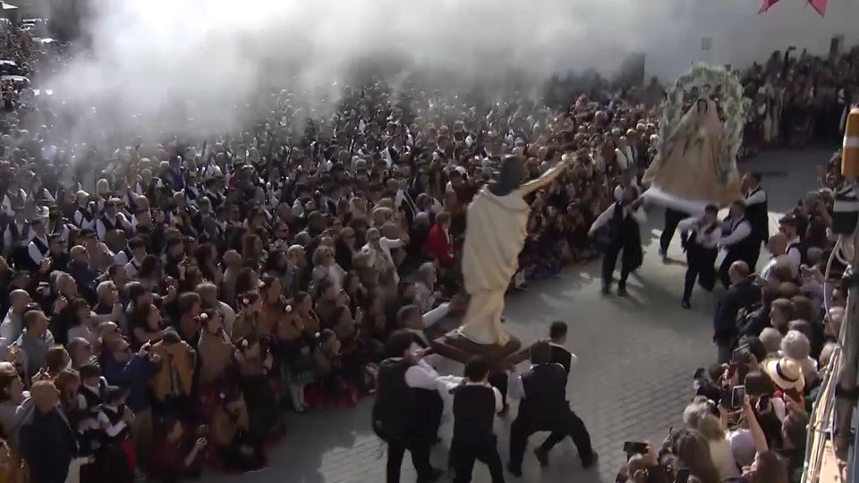 en Zarza la Mayor, la resurrección se celebra con pólvora y tradición fronteriza. Una costumbre que cruza generaciones y territorios, donde los protagonistas de la mañana son los tiros