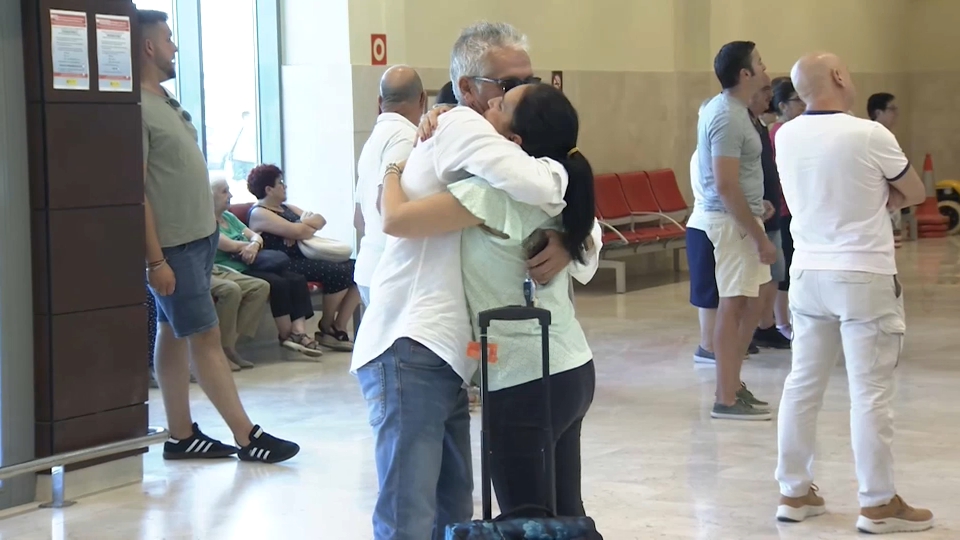 Abrazo de una pasajera en el aeropuerto de Badajoz