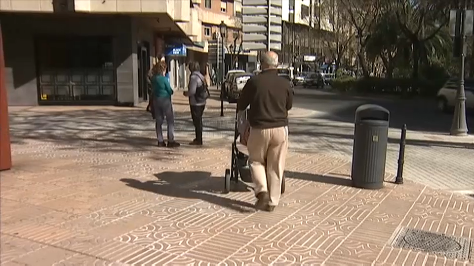 Abuelo paseando un carro de bebé 