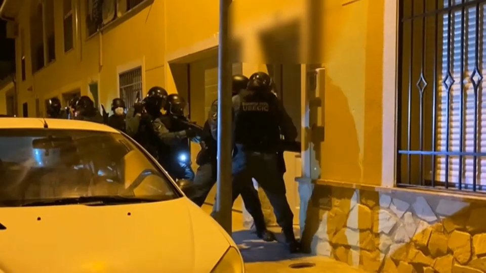 Agentes de la Guardia Civil durante la intervención en Miajadas