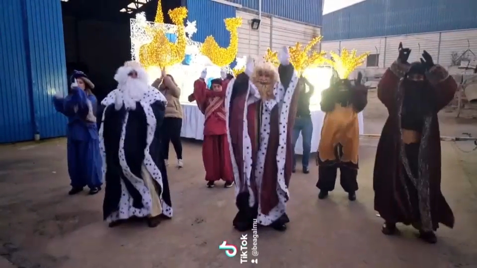 Reyes Magos de Alcántara bailando.