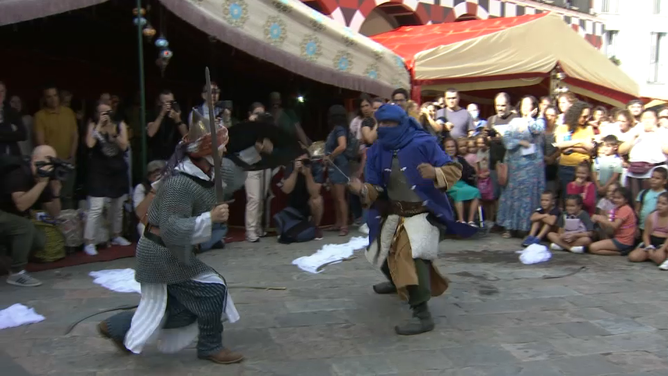 Actores realizando una lucha de espadas durante la inauguración de Almossassa