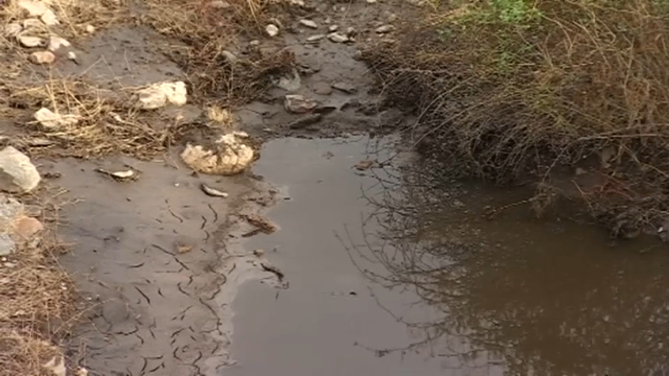 Arroyo Giraldo de Casas de Miravete sucio de cenizas y barro