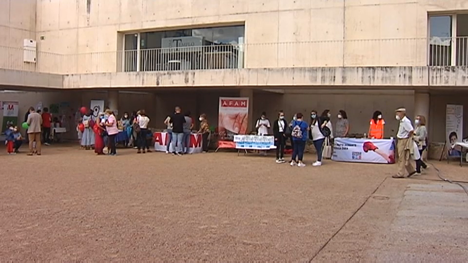 Mesas de distintas asociaciones de voluntarios participantes en el encuentro