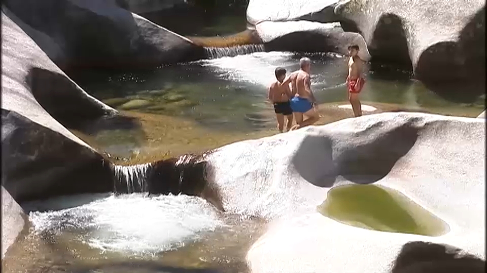 Bañistas en Los Pilones. Foto: archivo Canal Extremadura