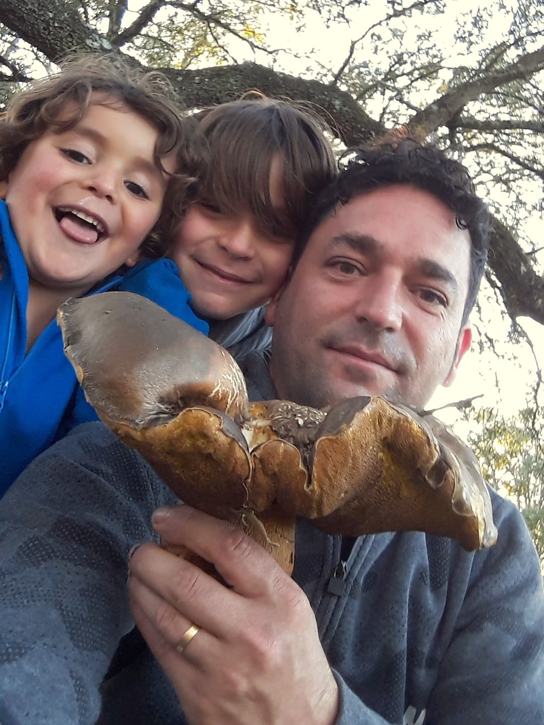 Juan María, junto a sus hijos Nacho y Noé.