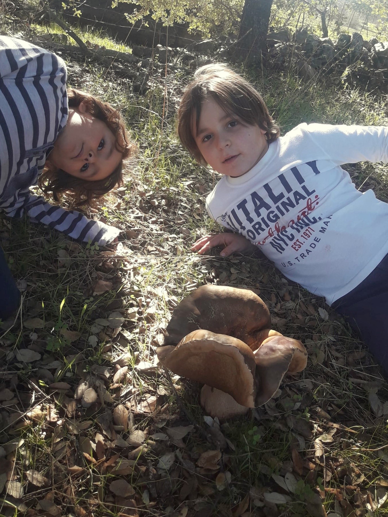 Nacho y Noé posan con el ejemplar antes de arrancarlo.