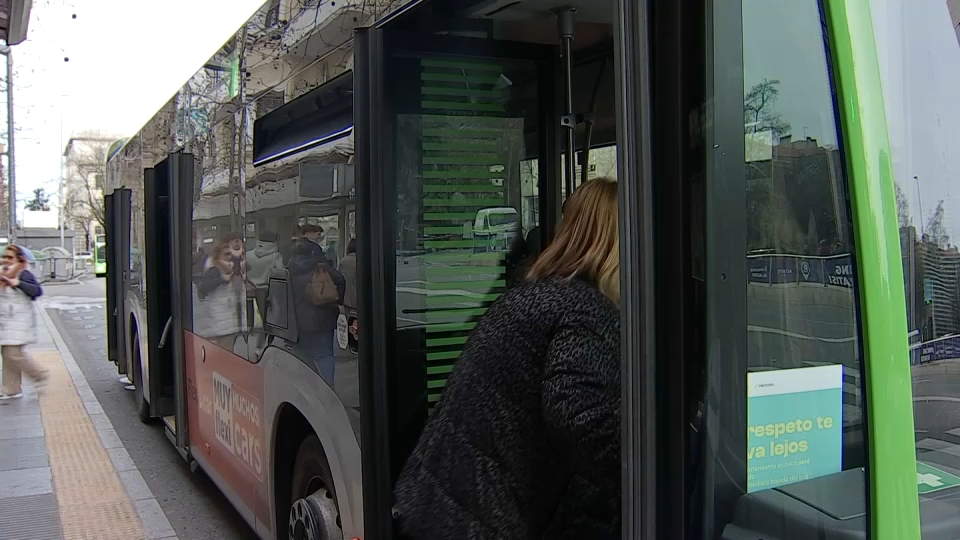 Los mayores de 65 años de Cáceres ya pueden viajar gratis en el bus urbano con el "Bono sénior"