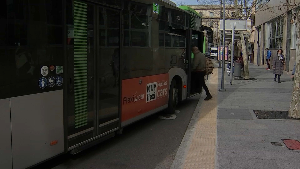 Los mayores de 65 años de Cáceres ya pueden viajar gratis en el bus urbano con el "Bono sénior"
