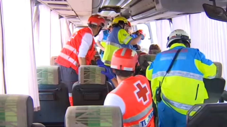 Sanitarios atienden a las víctimas ficticias dentro del autobús