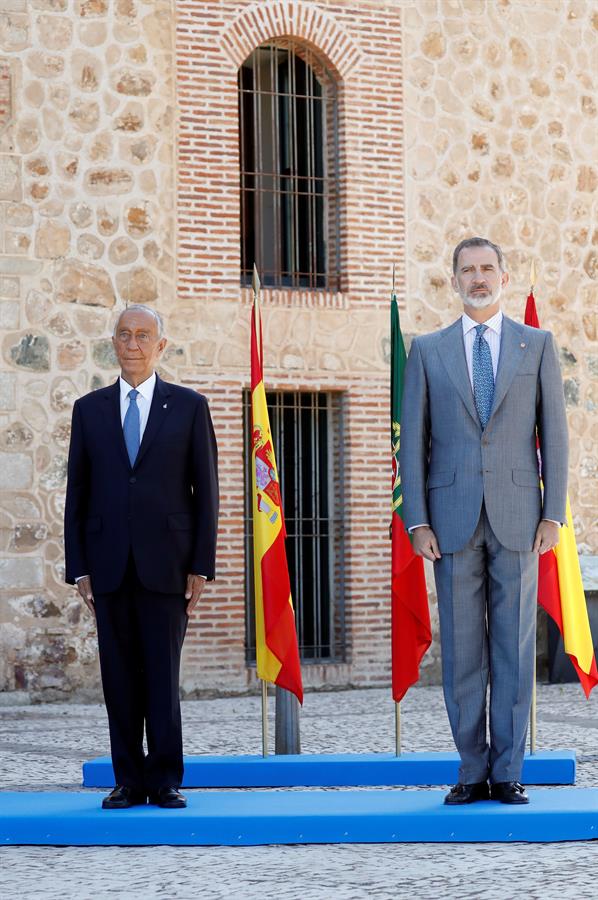  presidente del Gobierno, Pedro Sánchez, el rey Felipe VI , junto con presidente portugués Marcelo Rebelo de Sousa y el primer ministro luso Antonio Costa durante el paseo por la muralla de la ciudad durante el acto oficial de la reapertura, tras tres meses y medio cerradas por el coronavirus, de la fronteras entre España y Portugal este miércoles en Badajoz