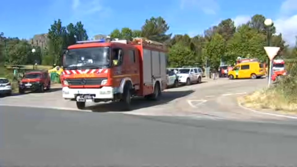 Camión de bomberos circulando en carretera