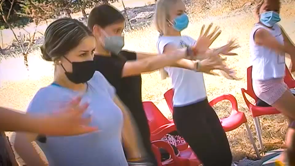 Alumnas durante una clase en el campamento de flamenco