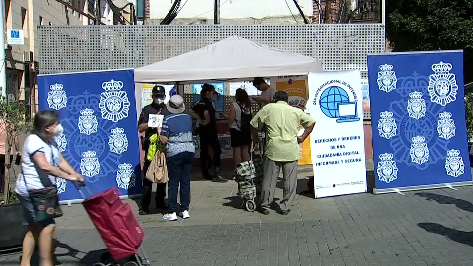 Campaña informativa de Policía Nacional y Adicae