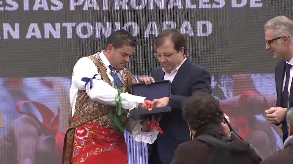 Guillermo Fernández Vara recibe unas castañuelas artesanales