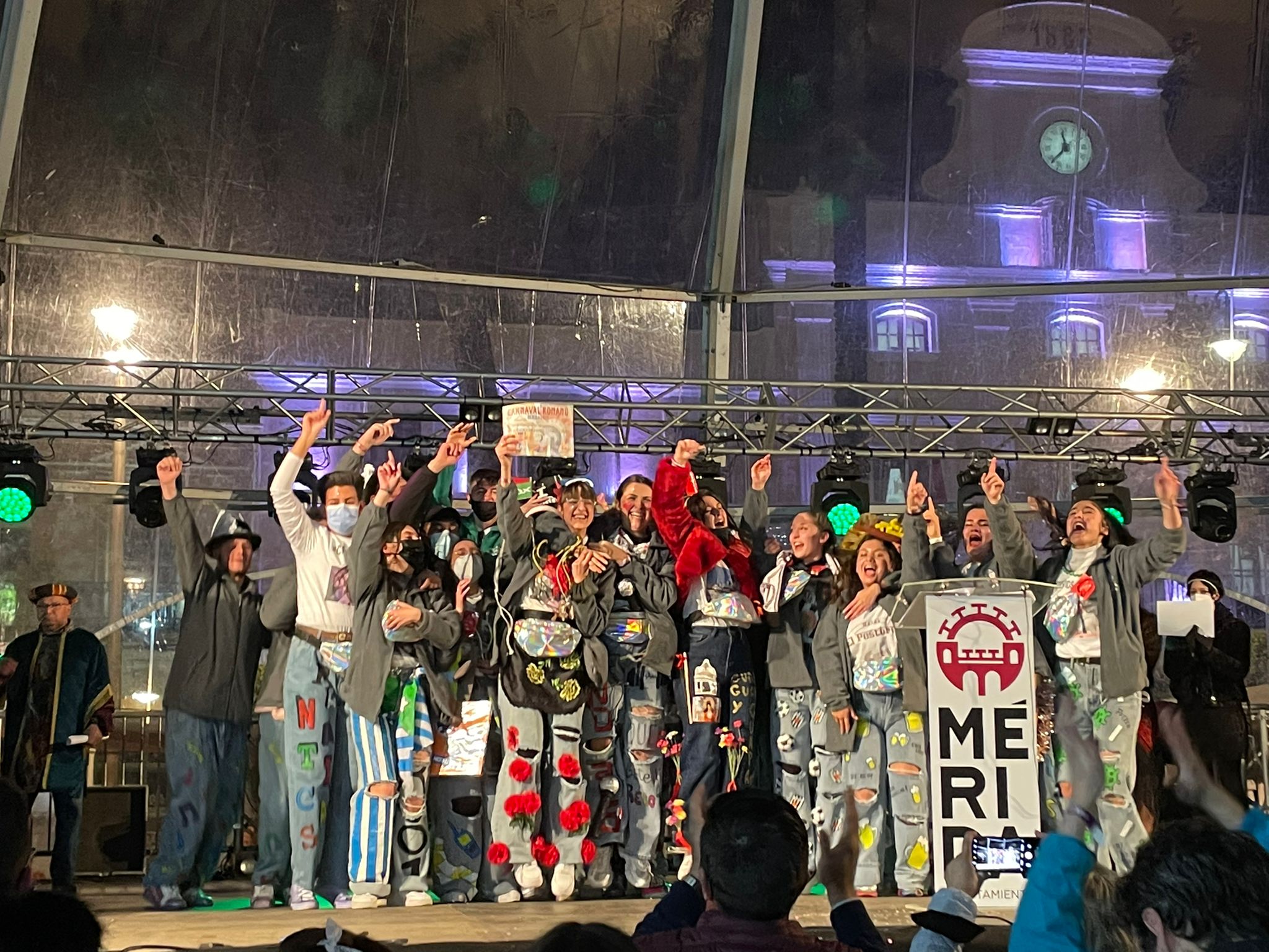 Las fanáticas en el escenario de la Plaza de España