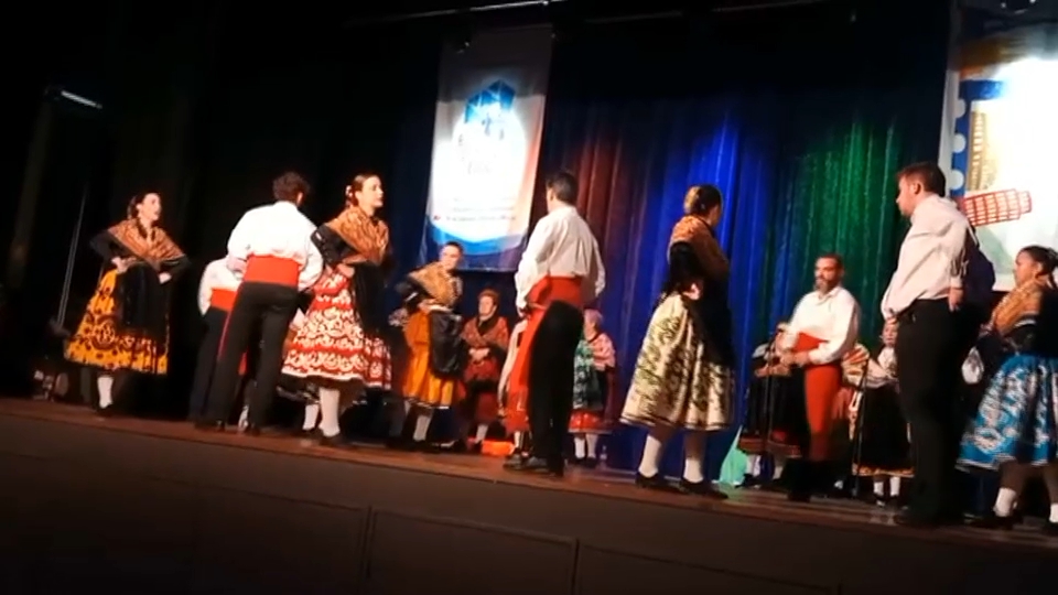 El grupo de Coros y Danzas "La Encinilla", de Torre de Santa María, ha llevado hasta la Torre Eiffel, los ritmos de la región