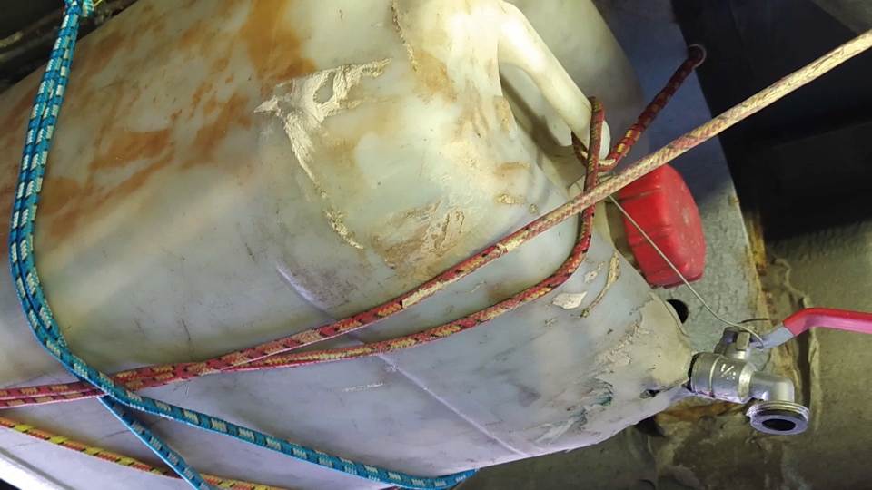 Depósito de agua en el bajo de una autocaravana.