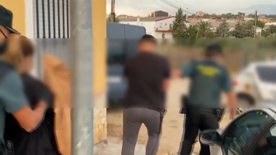 Agentes de la Guardia Civil junto a los detenidos