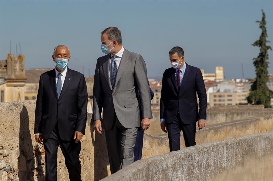  presidente del Gobierno, Pedro Sánchez, el rey Felipe VI , junto con presidente portugués Marcelo Rebelo de Sousa y el primer ministro luso Antonio Costa durante el paseo por la muralla de la ciudad durante el acto oficial de la reapertura, tras tres meses y medio cerradas por el coronavirus, de la fronteras entre España y Portugal este miércoles en Badajoz