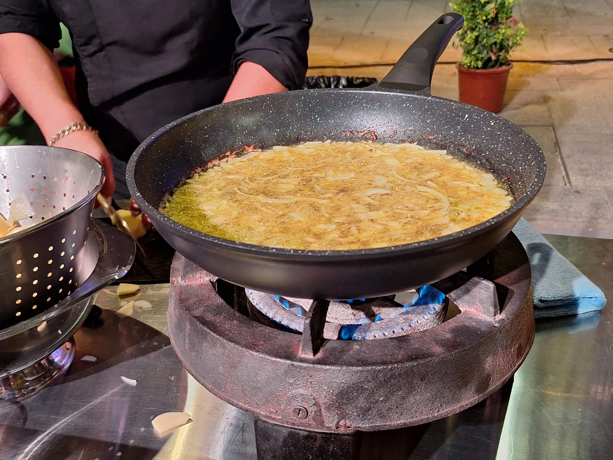 Tortilla de patatas en proceso de elaboración