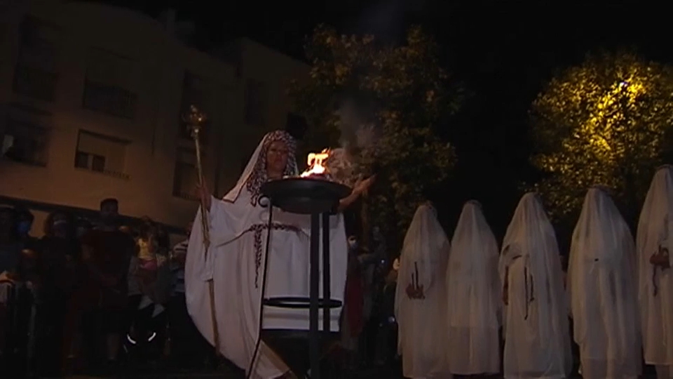 Sacerdotisas adorando al fuego en Mérida
