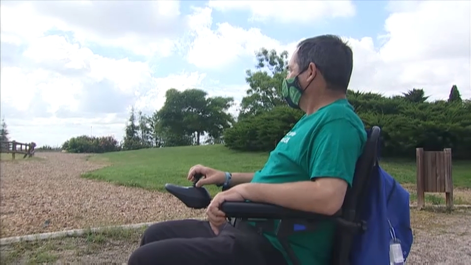 Lucas observa el parque desde su silla de ruedas