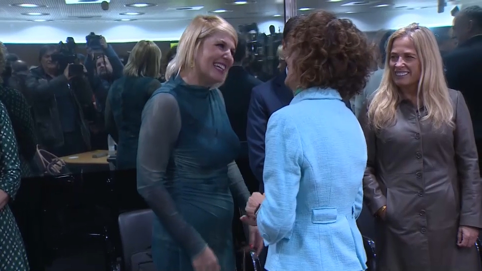 La consejera de Hacienda de la Junta de Extremadura con la ministra de Hacienda