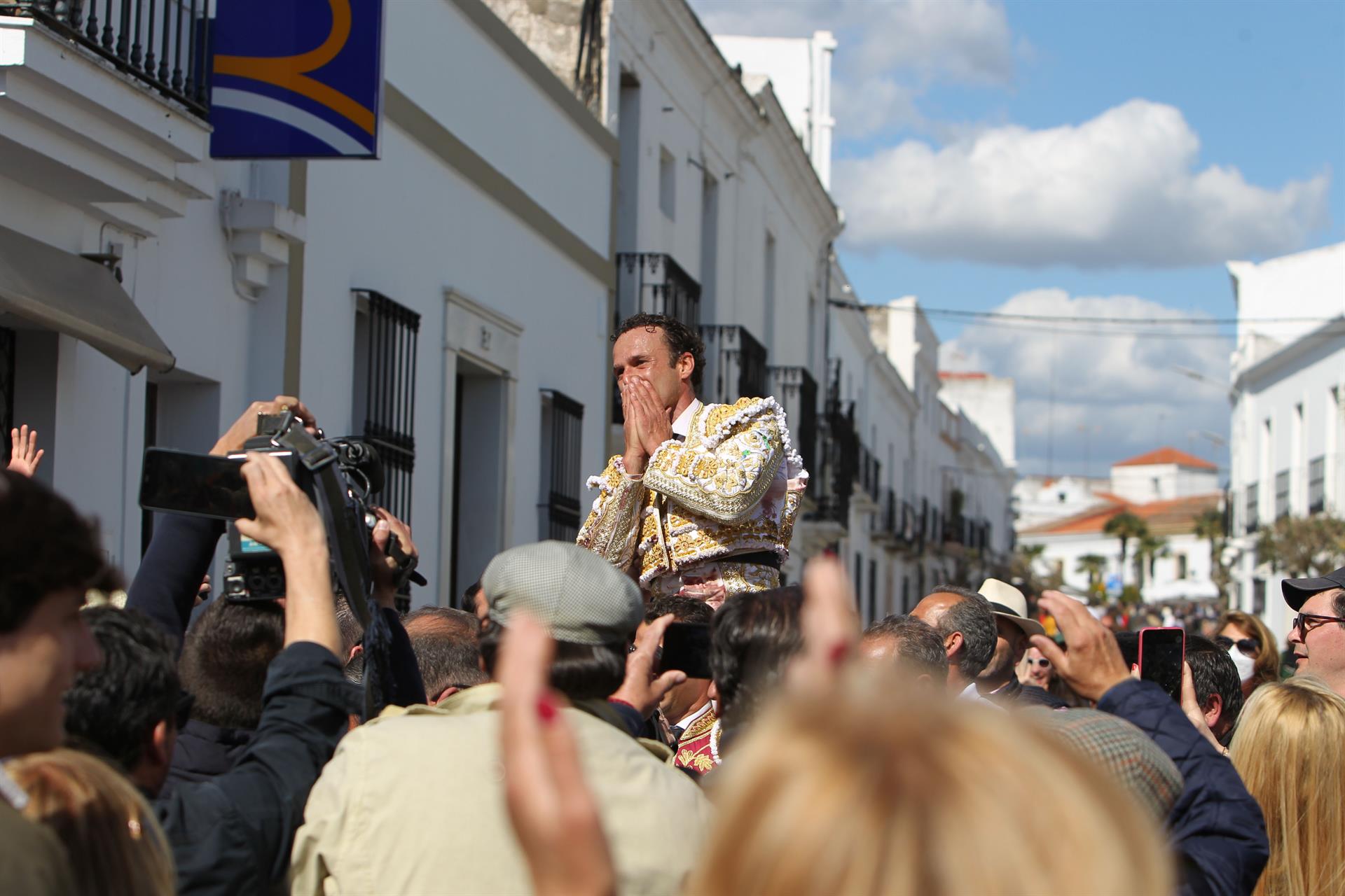 Antonio Ferrera, a hombros por las calles de Olivenza