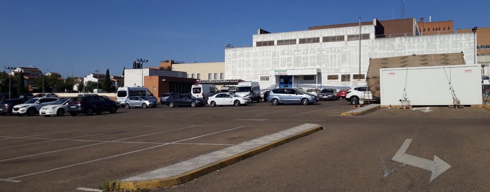 Fila de coches en el hospital Perpetuo Socorro de Badajoz