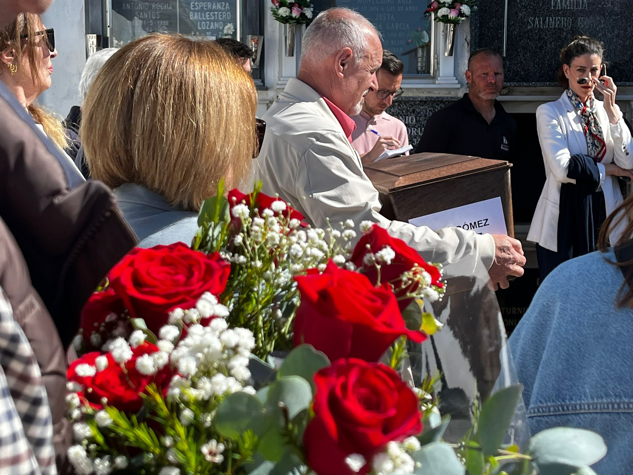 Flores para los restos de José Gómez.