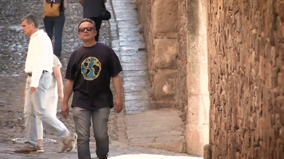 Alfonso, dirigiéndose al WOMAD con su histórica camiseta