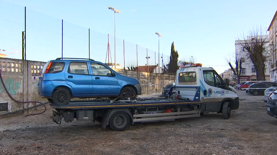 grúa retirando el vehículo esta tarde 