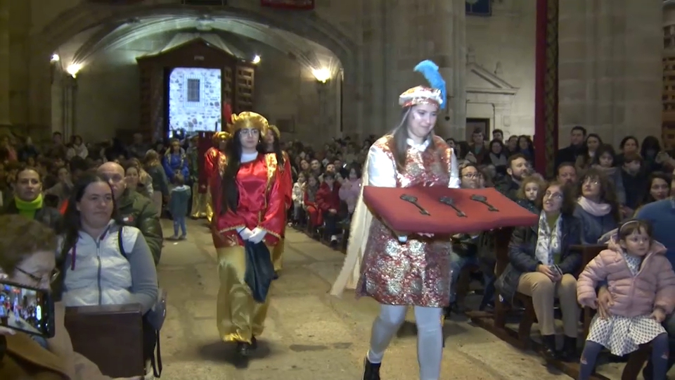 La heralda de los Reyes Magos recoge en Almendralejo las llaves de las localidades