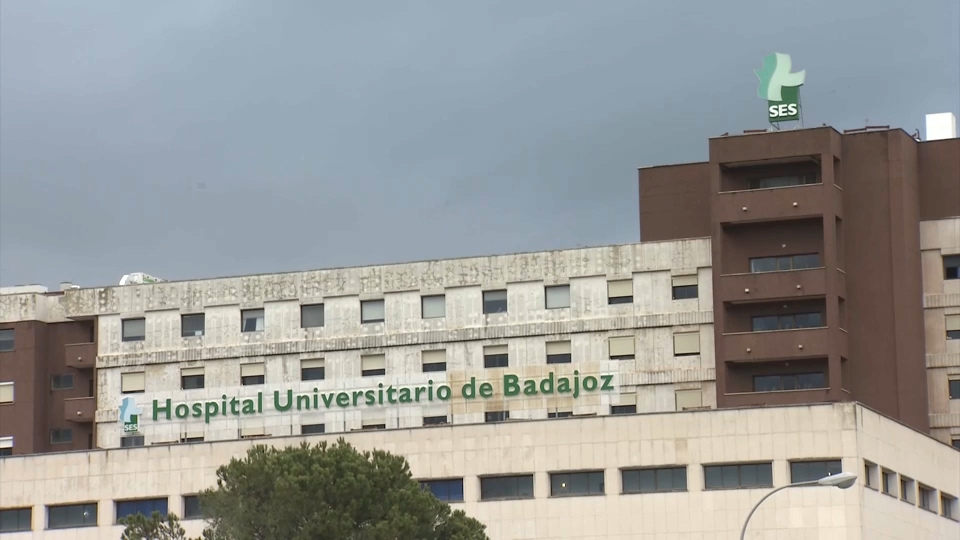Herido grave un varón de 45 años en la colisión entre un turismo y un camión cerca de La Albuera