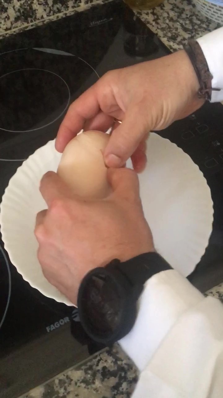 El dueño de la gallina justo antes de abrir el 'huevo matrioska'