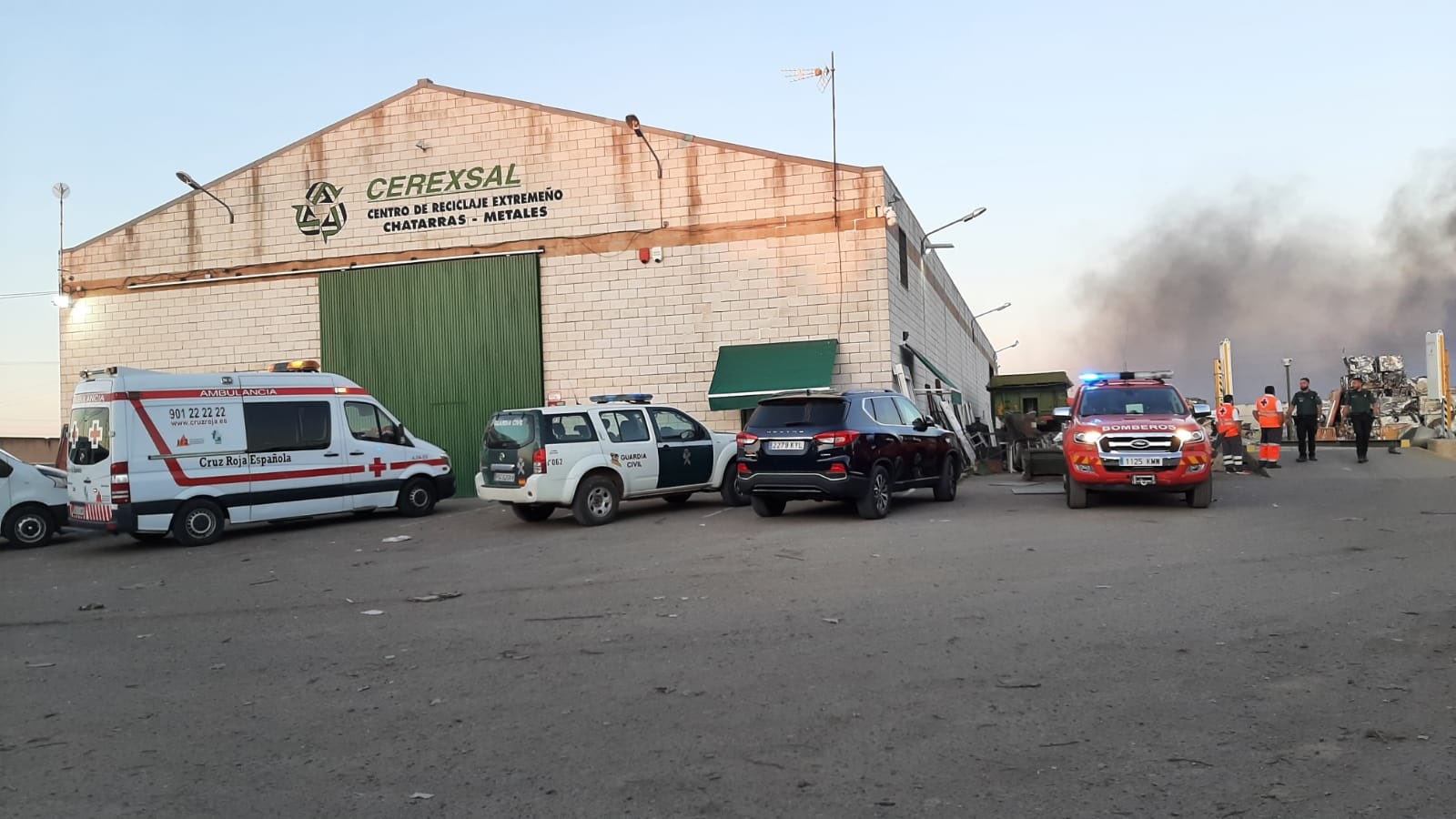 Incendio planta de reciclaje en la carretera de Olivenza