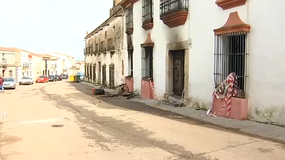 Casa incendiada en Oliva de Mérida