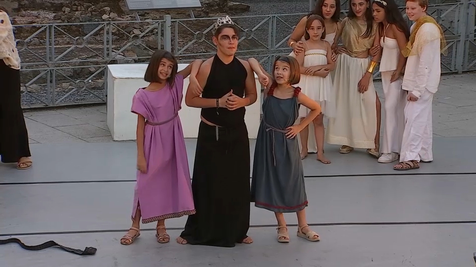 Jóvenes actores interpretan 'Heracles encadenado'