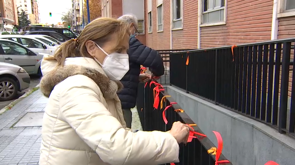 Imagen madre colgando un lazo naranja en el Colegio Marista 'Nuestra Señora del Carmen" en Badajoz